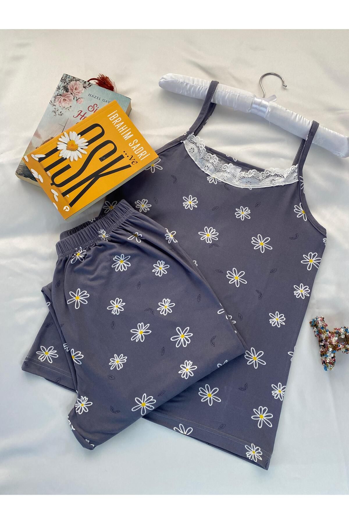 Gri Dantel Detaylı Askılı Papatya Desenli Uzun Pijama Takımı