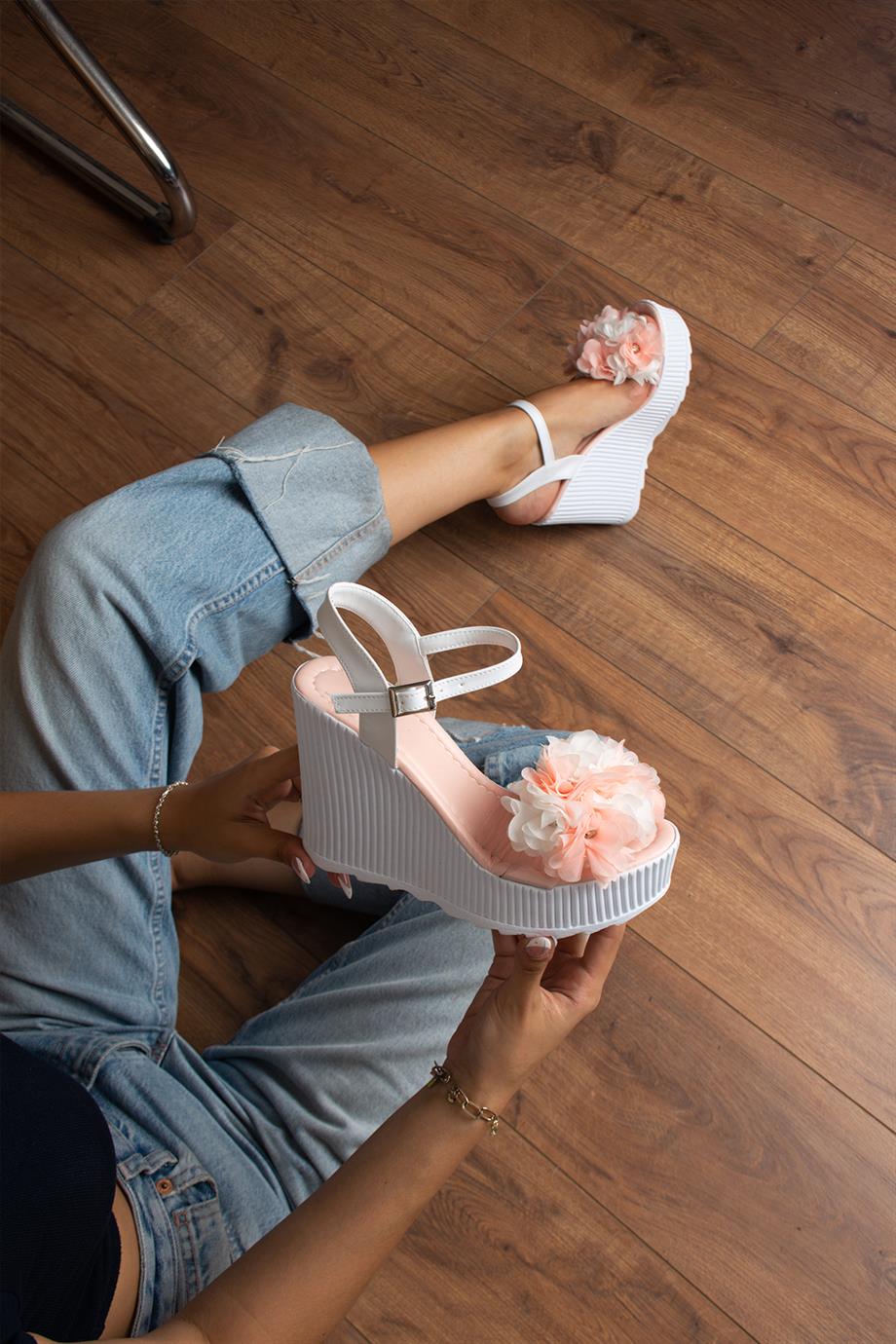 Modanizm Odigo Pembe Çiçek Detaylı Sandalet