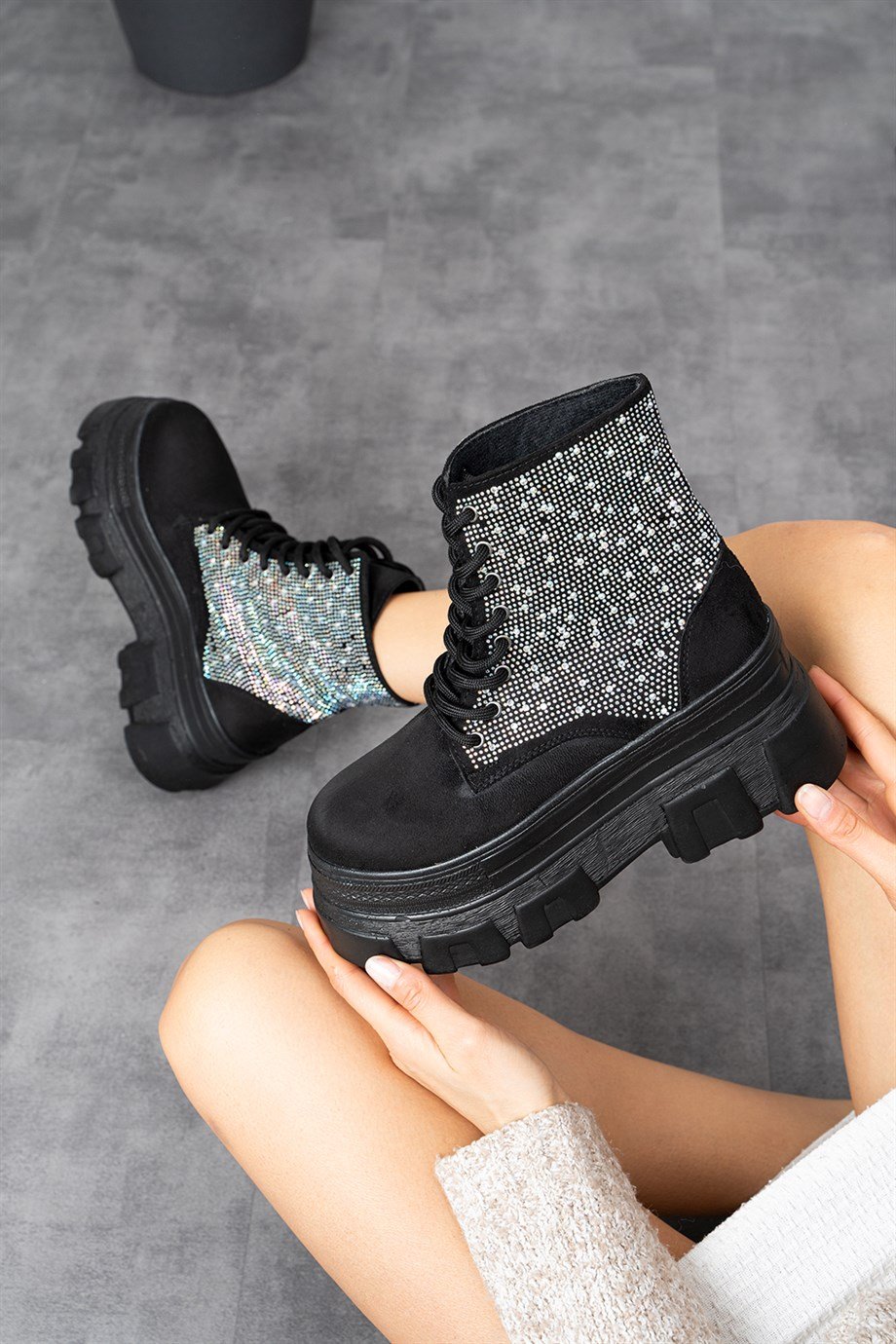 Modanizm Mia Dolgu Topuklu Siyah Süet Bot