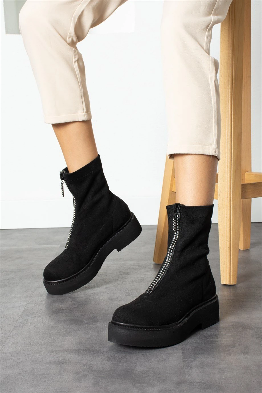 Modanizm Tamara Dolgu Topuklu Siyah Süet Bot