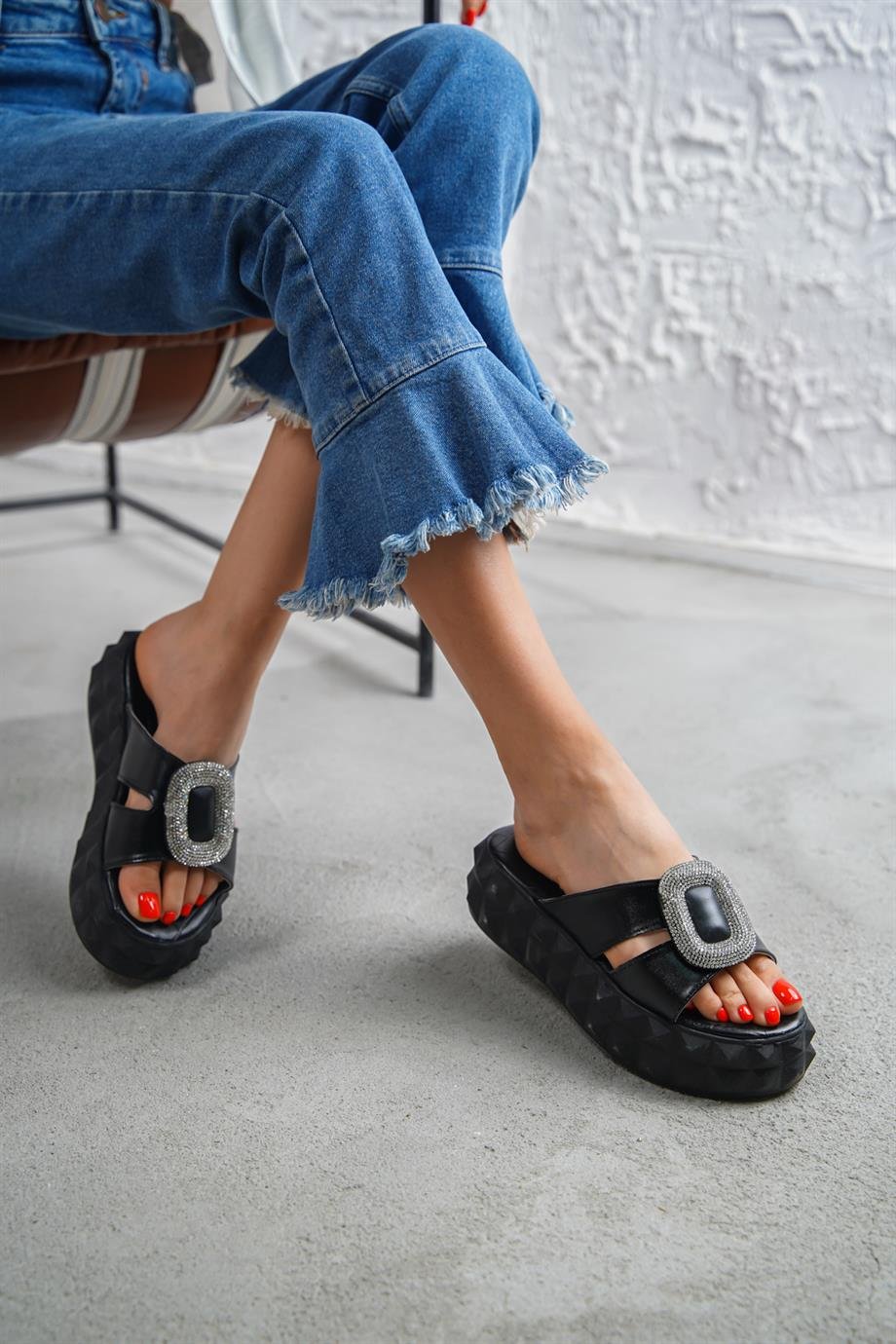 Modanizm Nistre Siyah Taş Detaylı Terlik