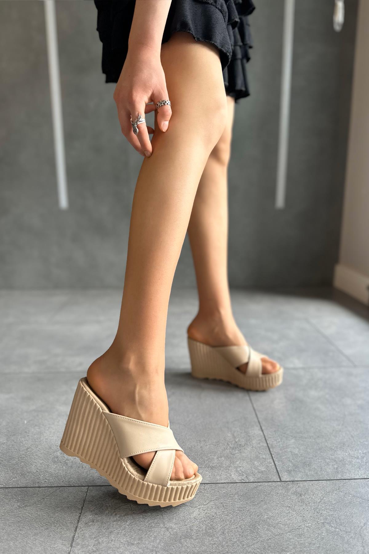 Modanizm Mitch Dolgu Topuklu Krem Terlik