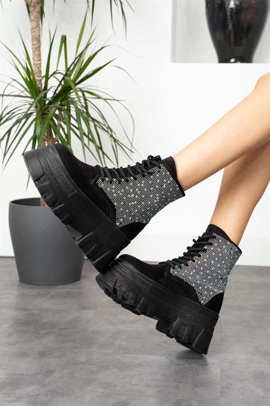 Modanizm Mia Dolgu Topuklu Siyah Süet Bot