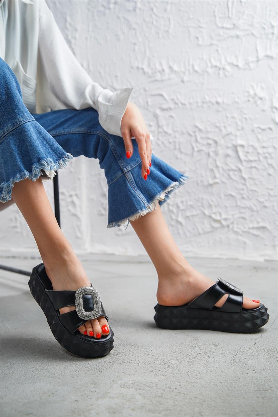 Modanizm Nistre Siyah Taş Detaylı Terlik