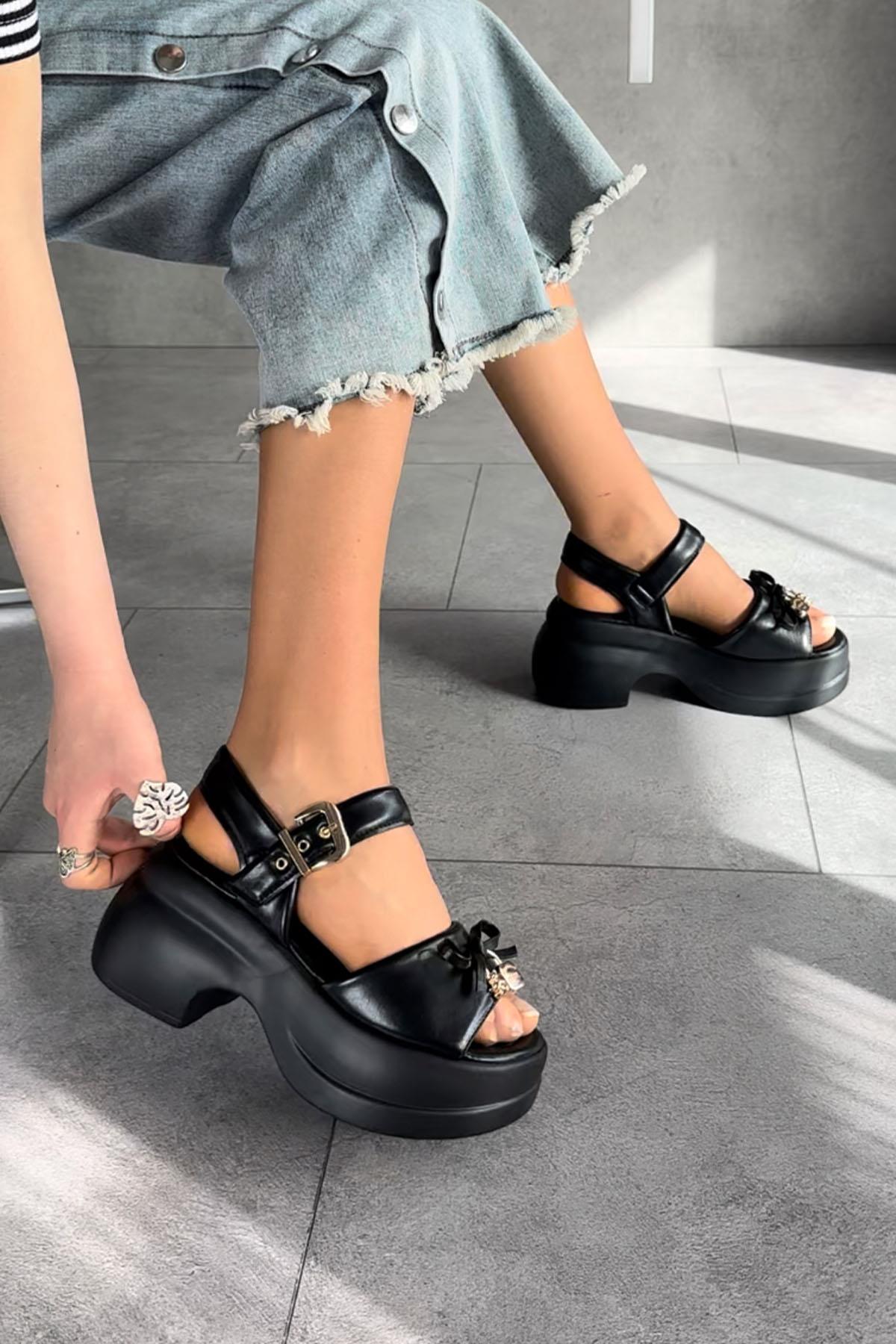 Modanizm Moriko Siyah Dolgu Topuklu Sandalet