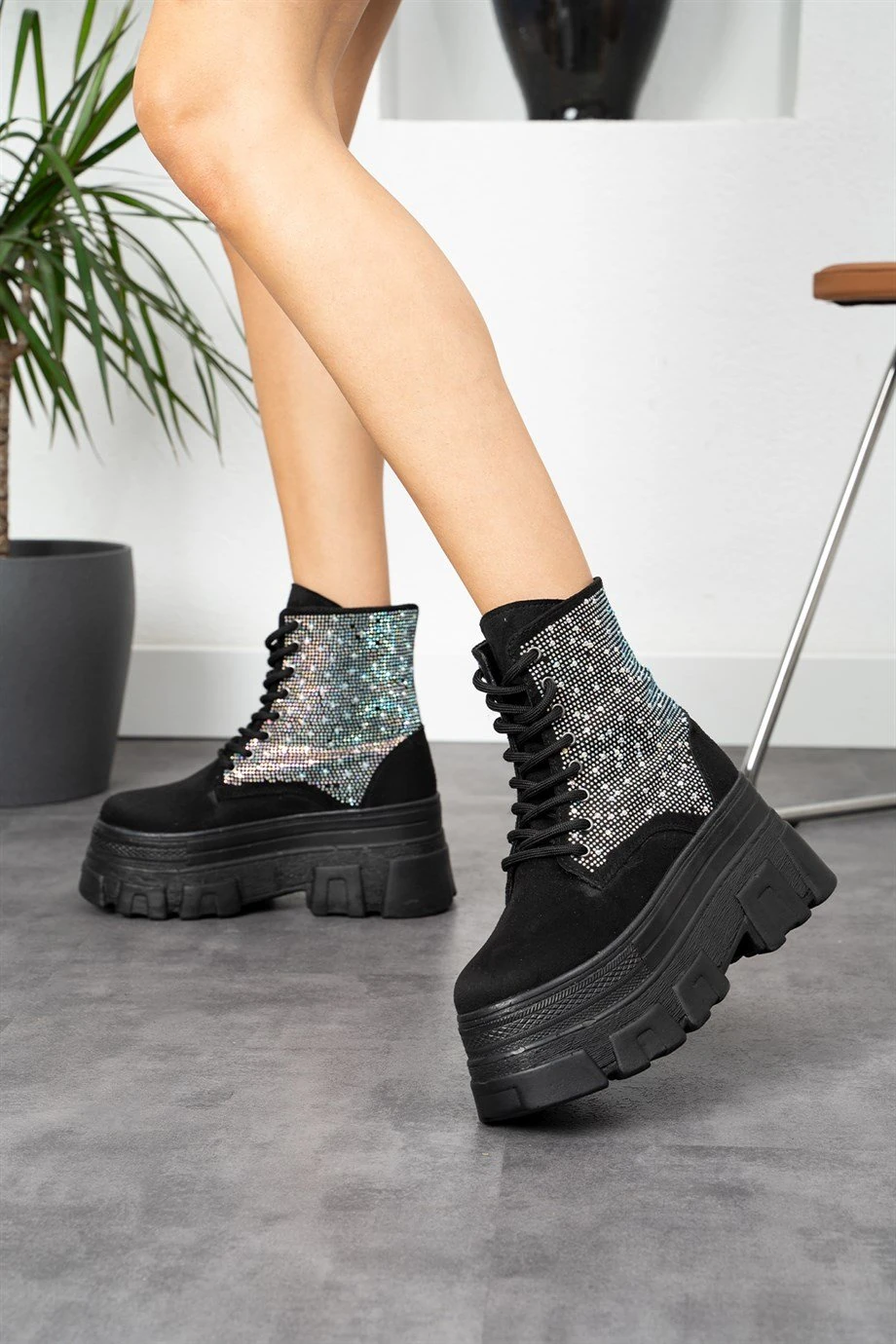 Modanizm Mia Dolgu Topuklu Siyah Süet Bot