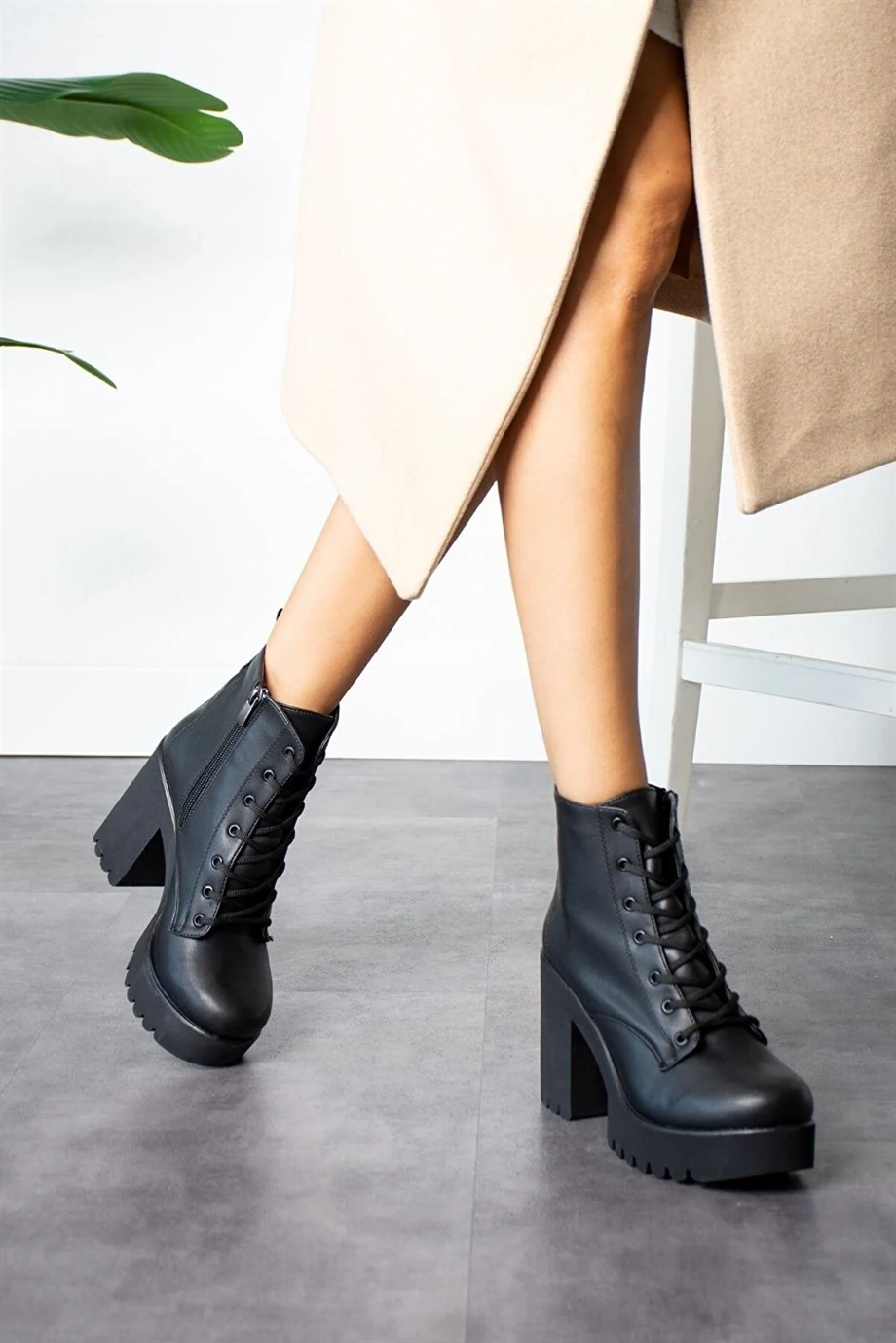 Andea Siyah Deri Bot