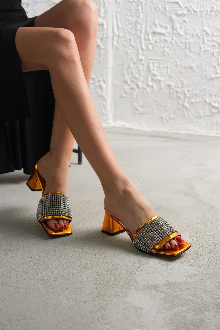Modanizm Nuke Gold Rugan Taşlı Terlik