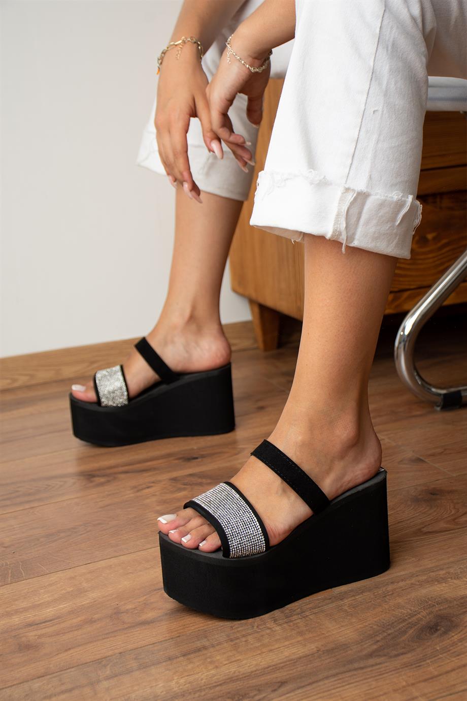 ShineStar Dolgu Topuklu Taşlı Bantlı Plaj Terliği