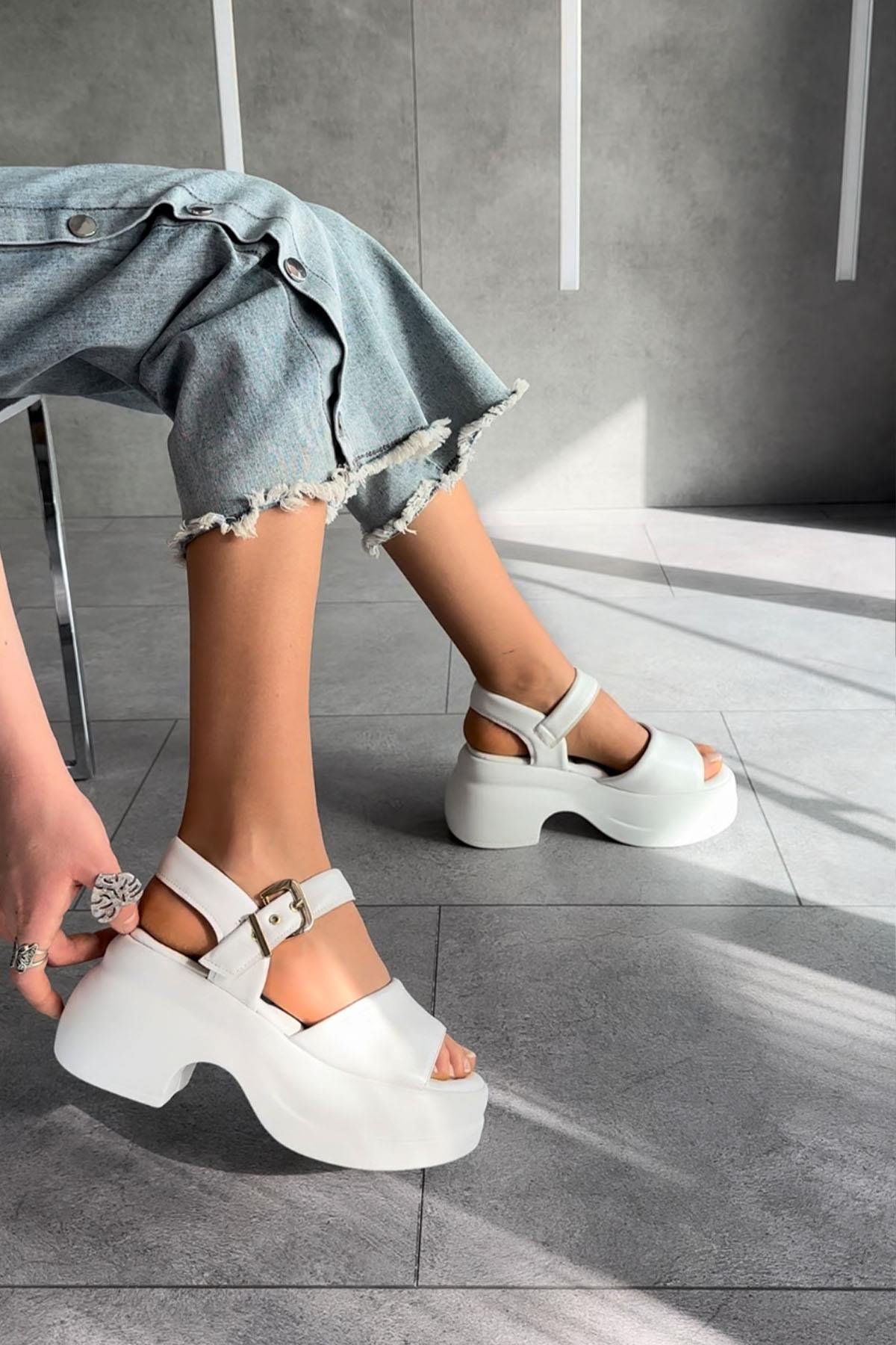 Modanizm Kaira Beyaz Dolgu Topuklu Sandalet