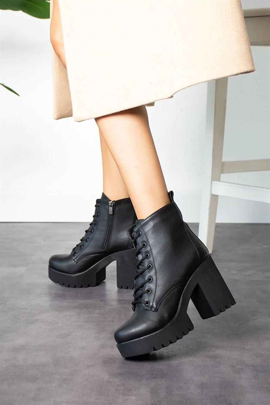 Andea Siyah Deri Bot