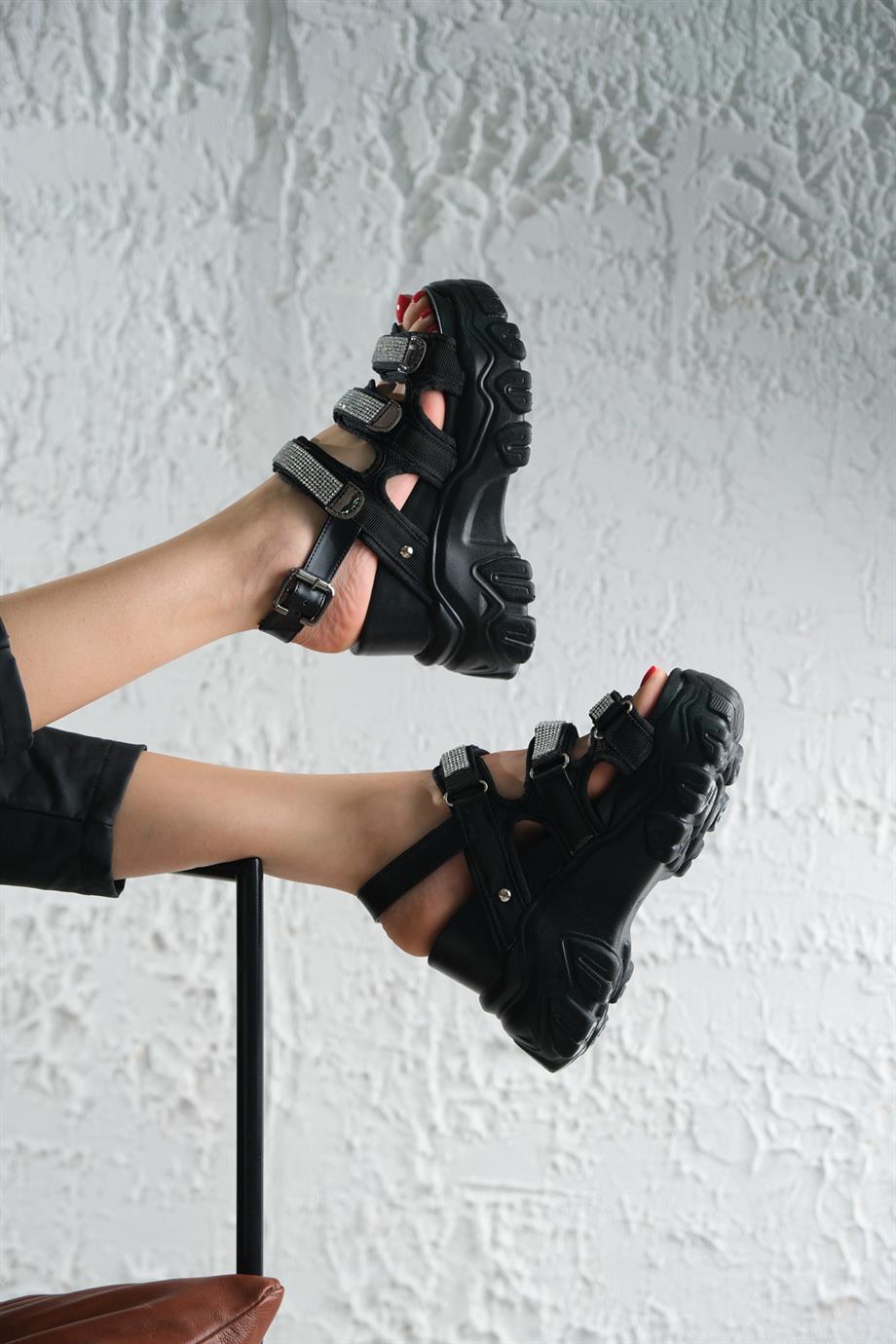 Alexie Dolgu Topuklu Siyah Sandalet