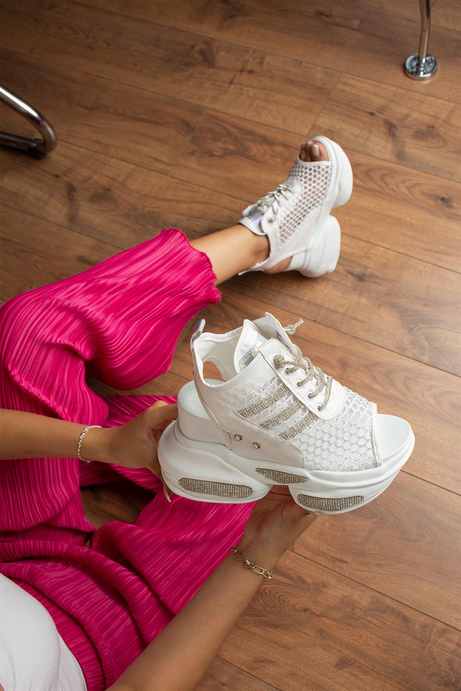 Modanizm Steve Dolgu Topuklu Beyaz Spor Sandalet