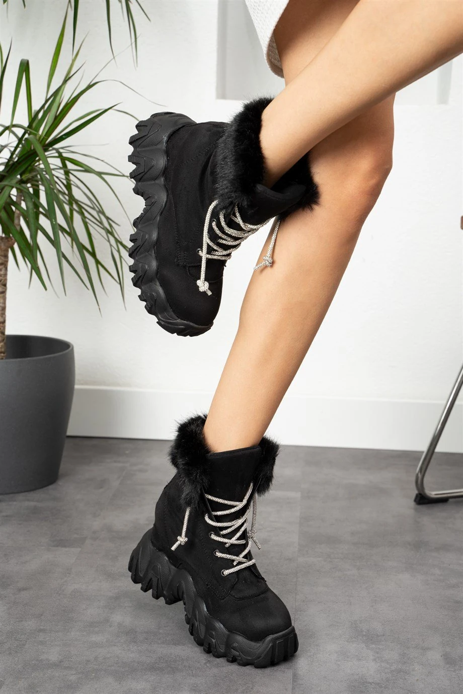 Modanizm Linda Siyah Tüylü Taş Detaylı Süet Spor Bot