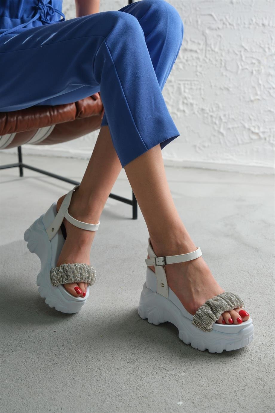 Modanizm Mentor Dolgu Topuklu Beyaz Sandalet