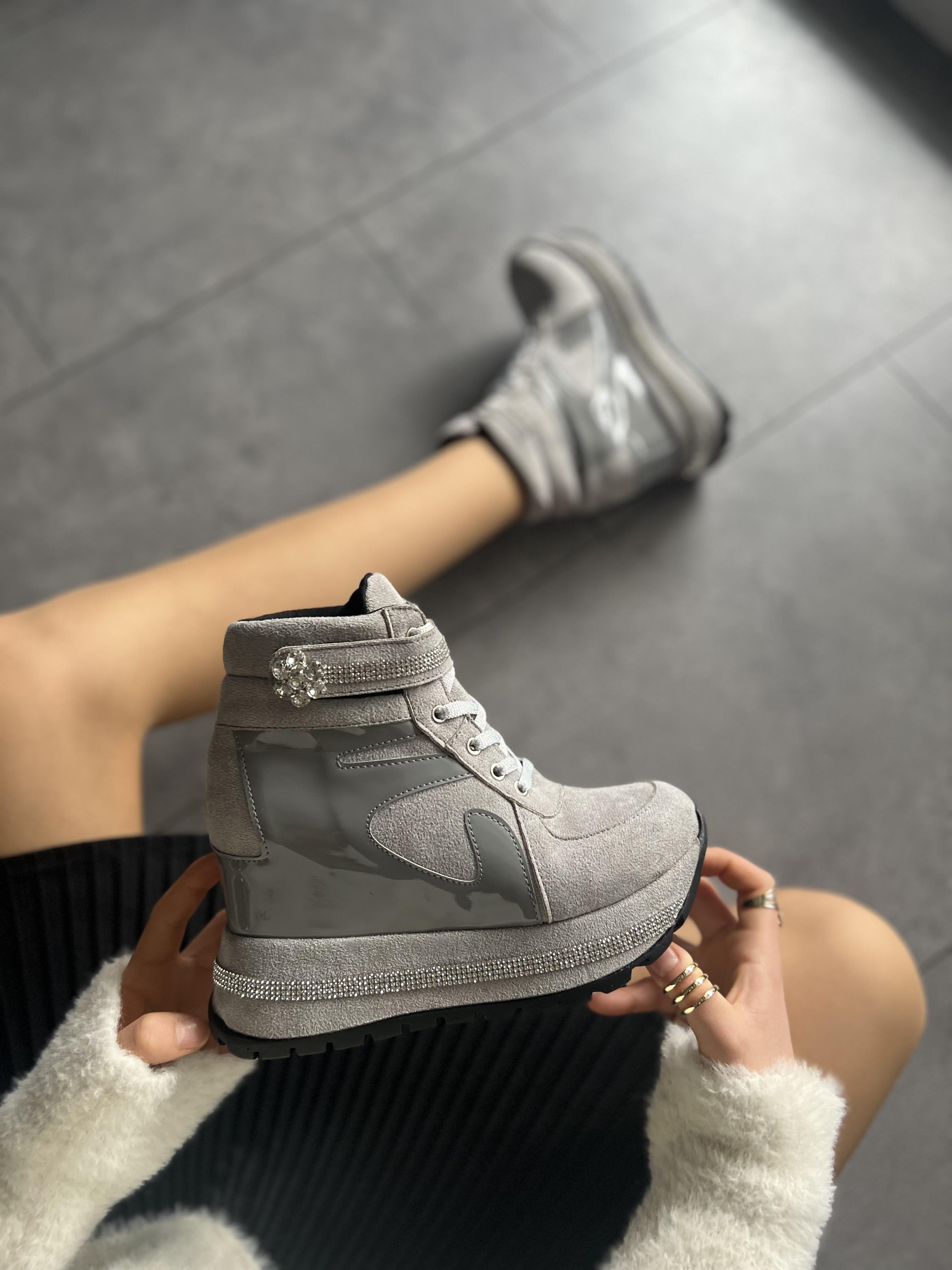 Modanizm Logos Gri Süet Spor Bot