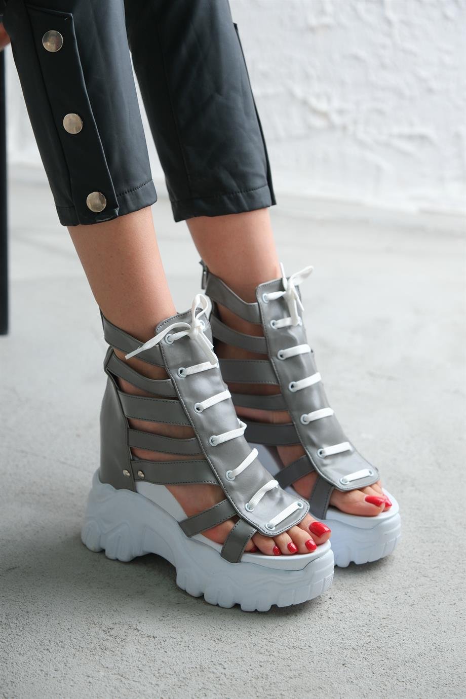 Modanizm Tweety Dolgu Topuklu Gri Sandalet