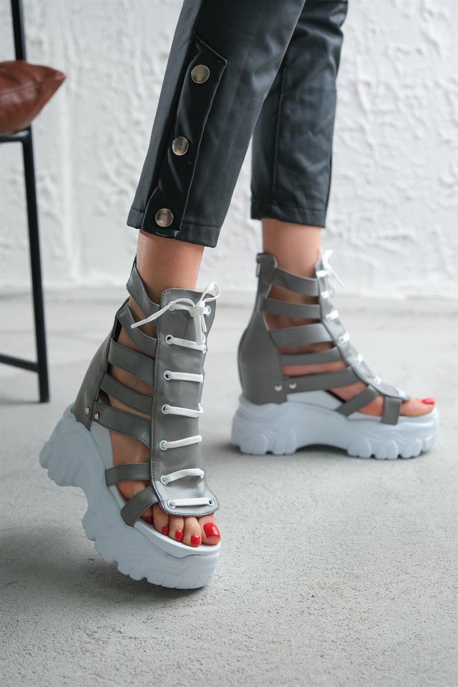 Modanizm Tweety Dolgu Topuklu Gri Sandalet