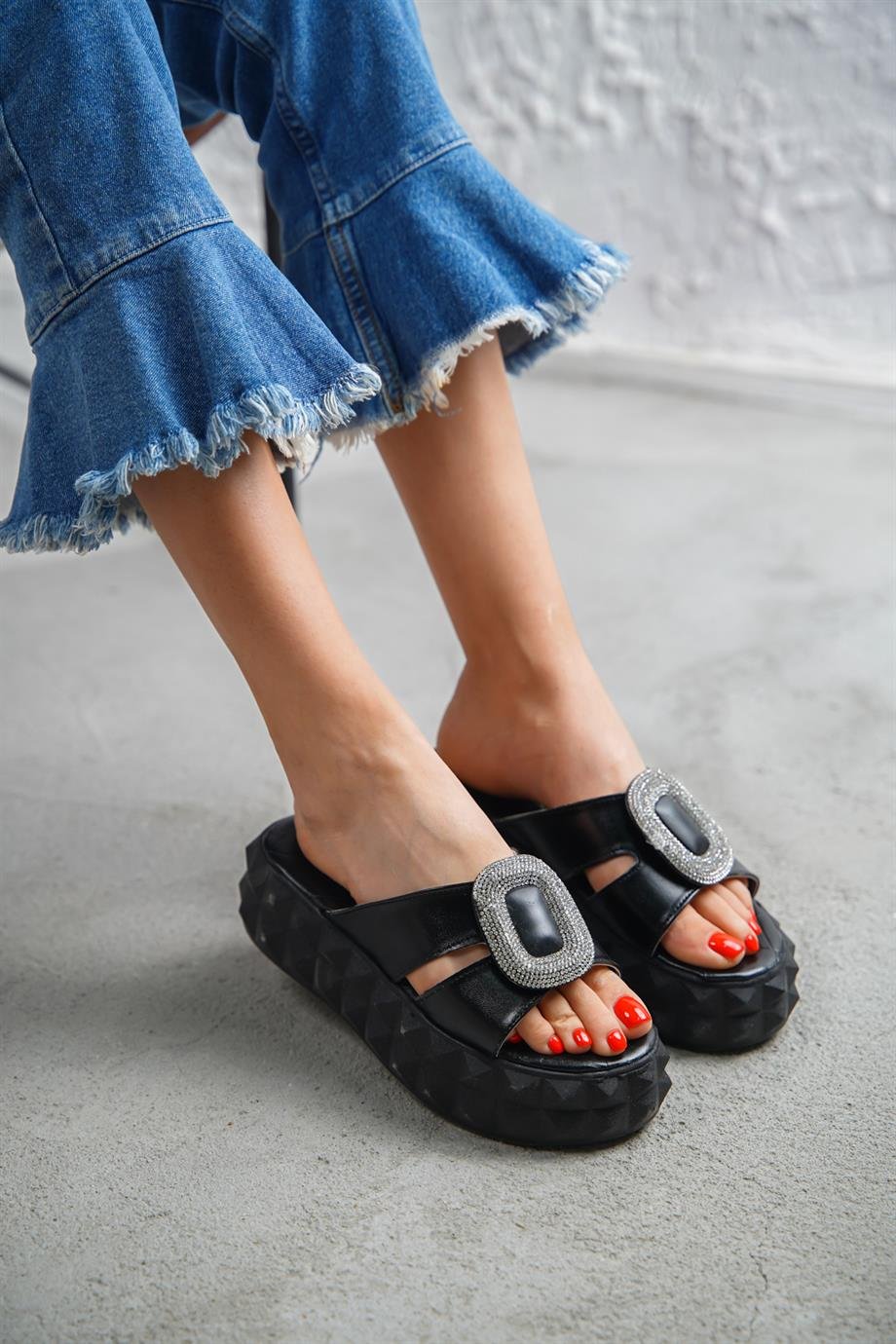 Modanizm Nistre Siyah Taş Detaylı Terlik