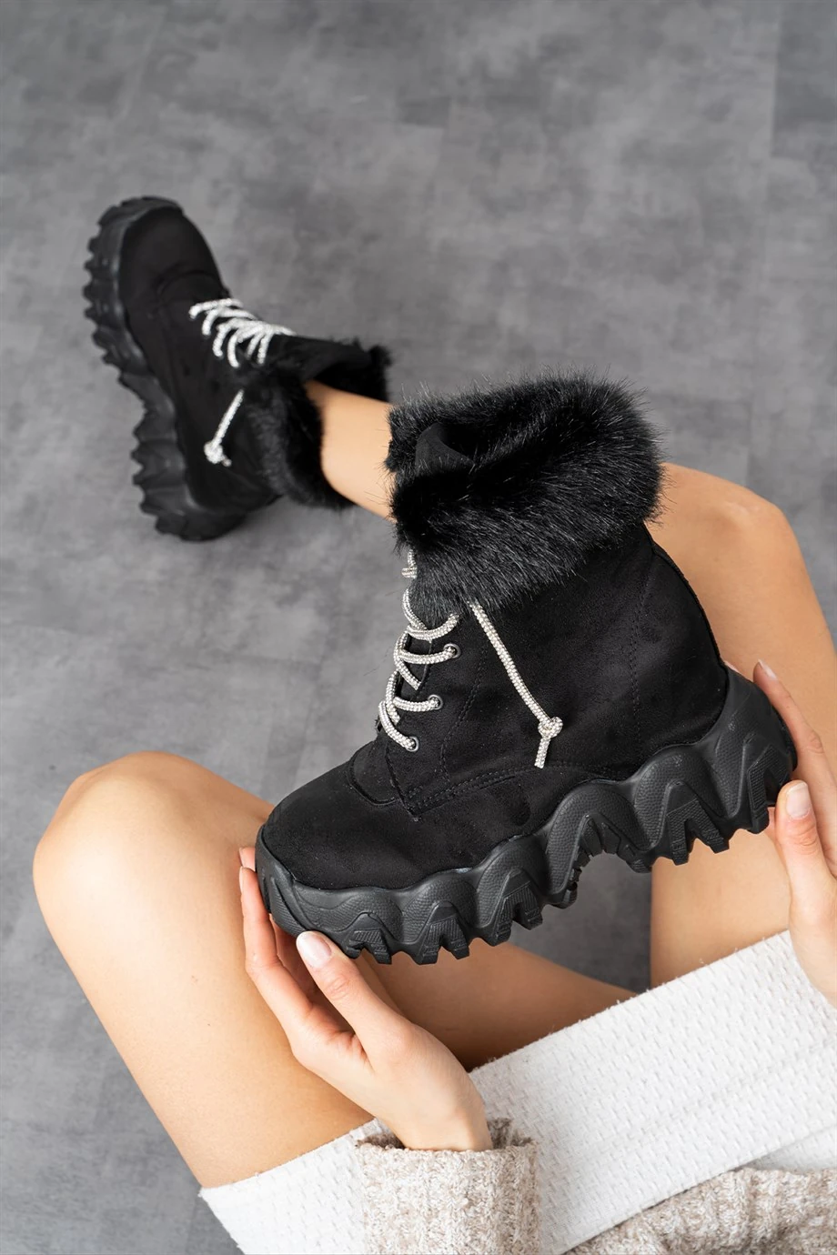 Modanizm Linda Siyah Tüylü Taş Detaylı Süet Spor Bot