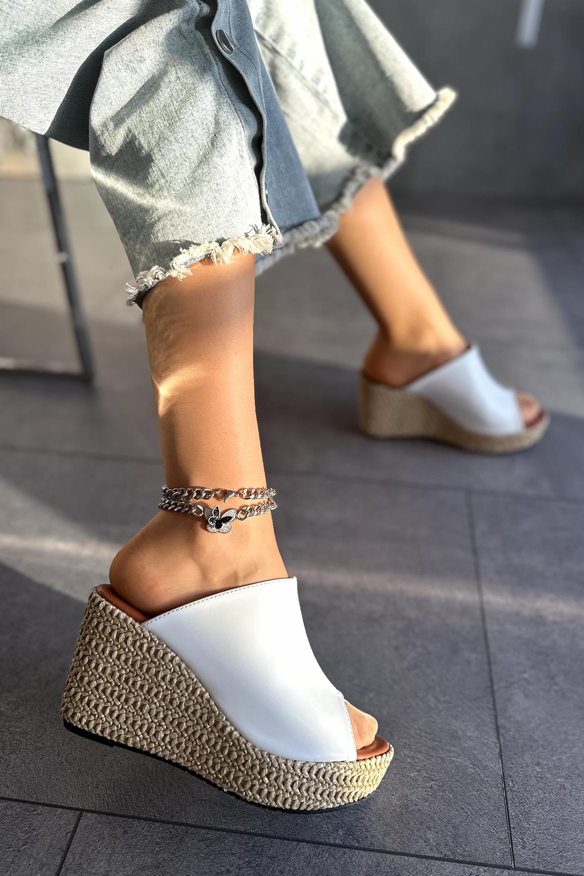 Modanizm Pase Beyaz Topuklu Terlik