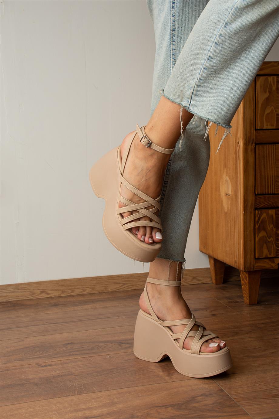 Modanizm Crown Dolgu Topuklu Krem Sandalet