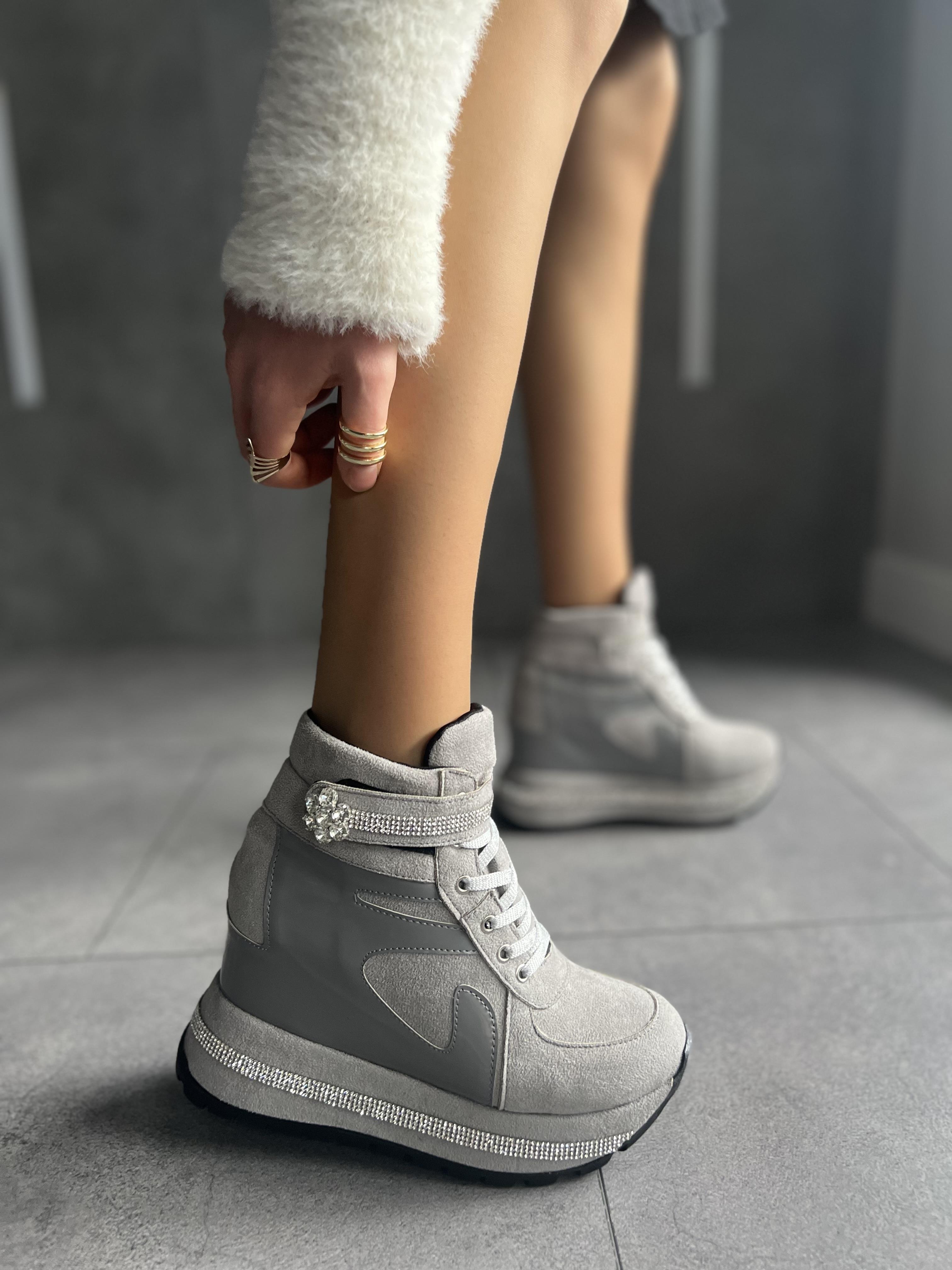 Modanizm Logos Gri Süet Spor Bot