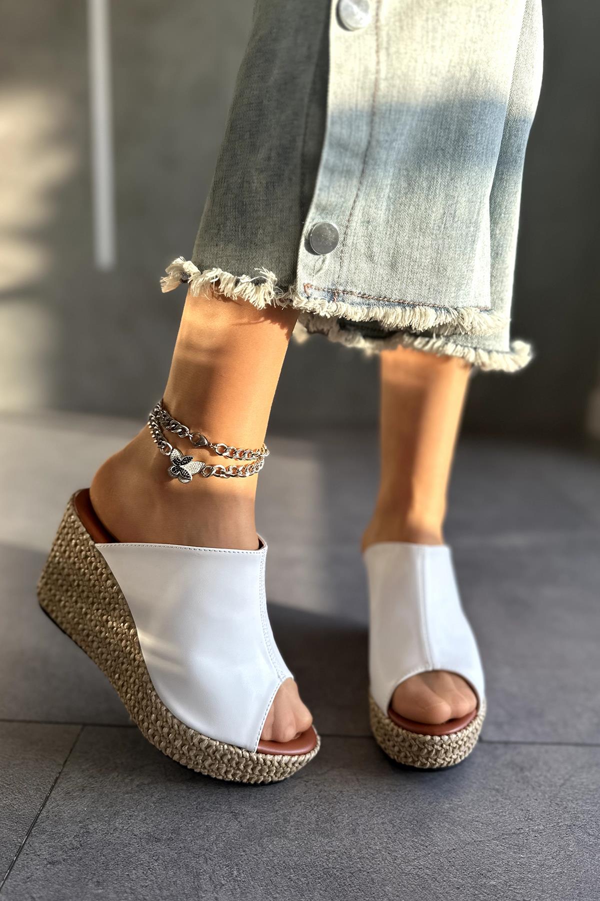Modanizm Pase Beyaz Topuklu Terlik
