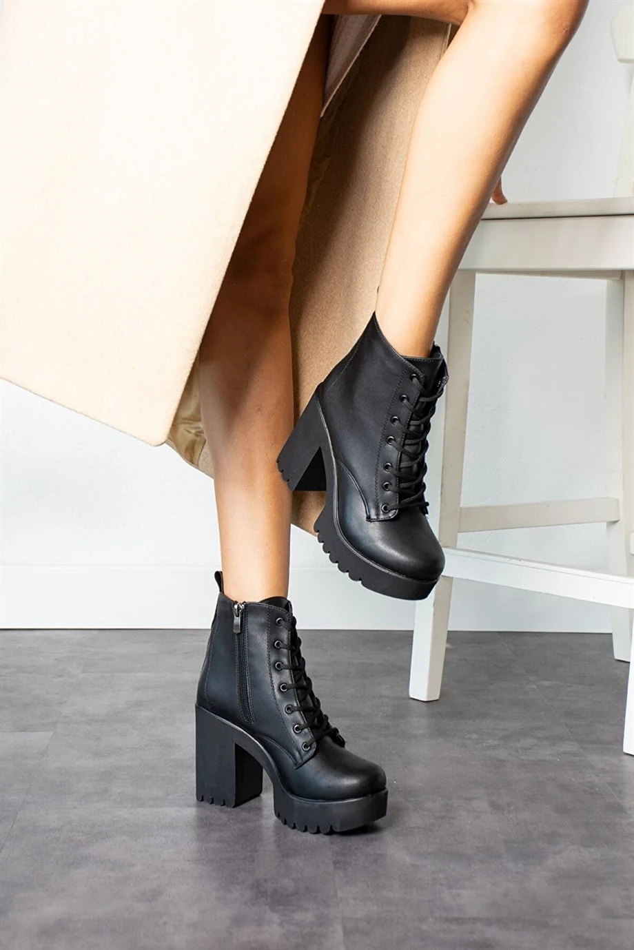 Andea Siyah Deri Bot