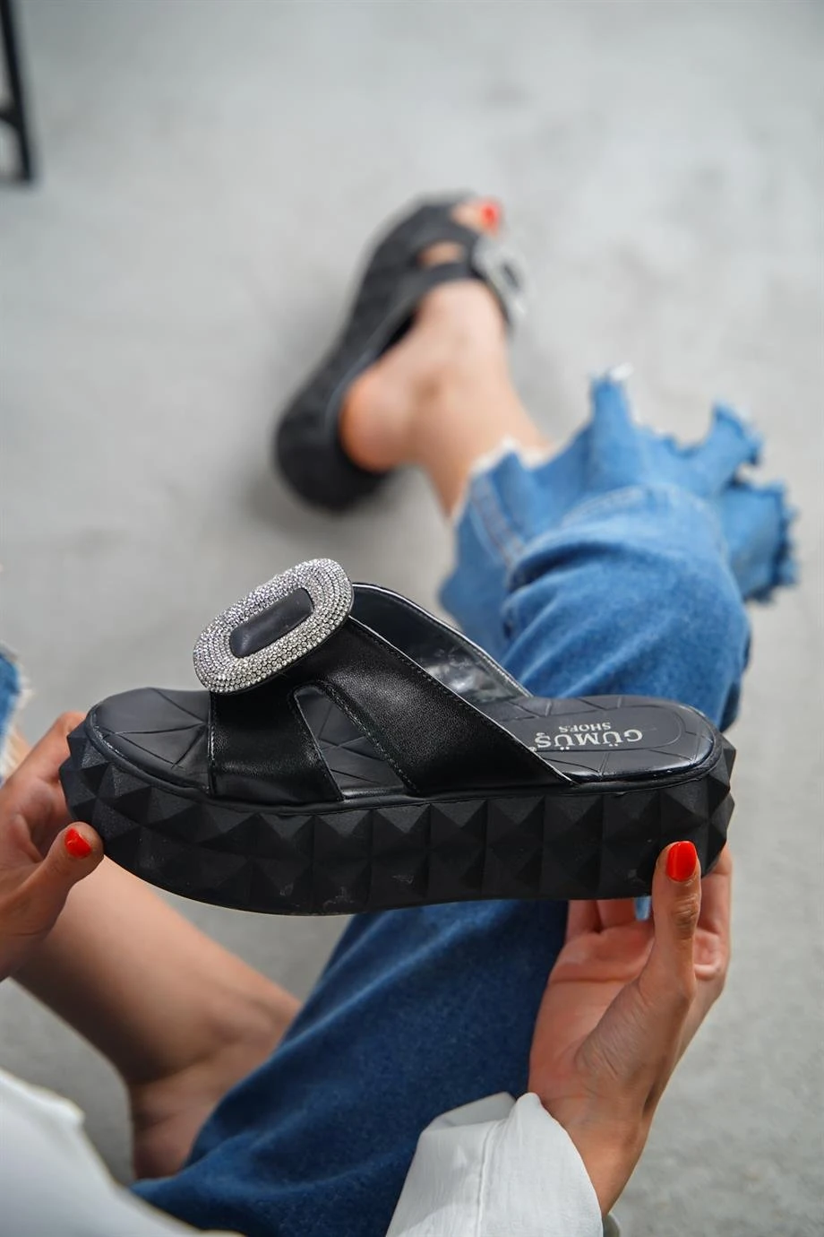 Modanizm Nistre Siyah Taş Detaylı Terlik