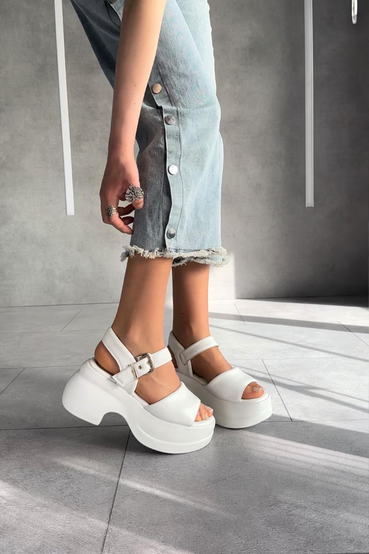 Modanizm Kaira Beyaz Dolgu Topuklu Sandalet