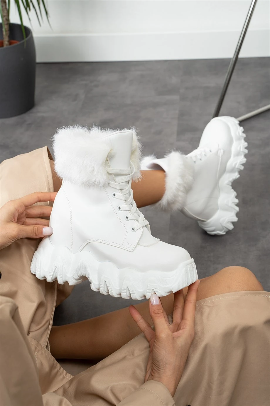 Linda Beyaz Yünlü Topuklu Bot