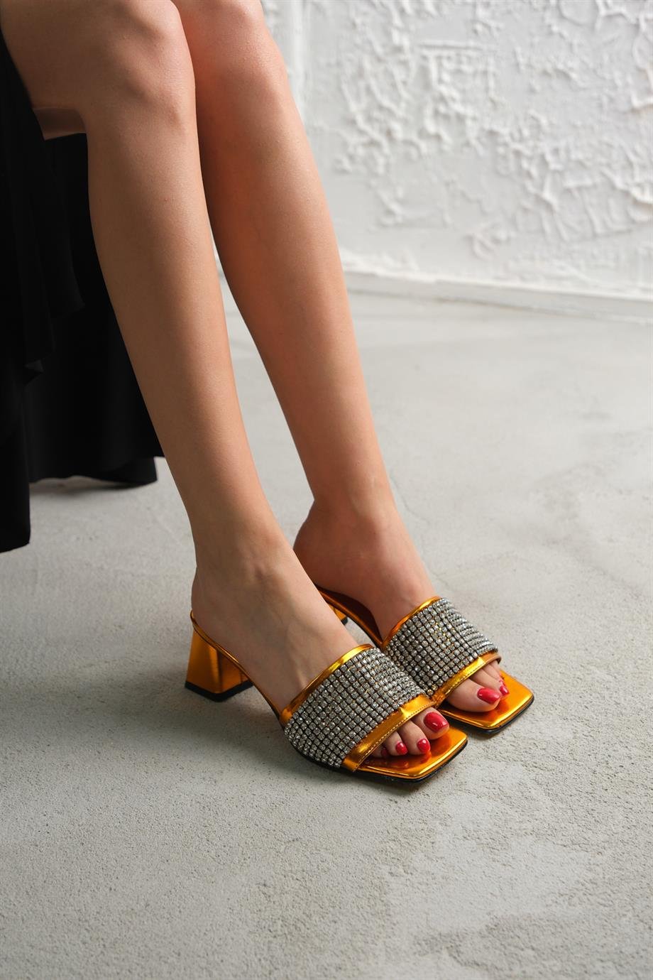 Modanizm Nuke Gold Rugan Taşlı Terlik