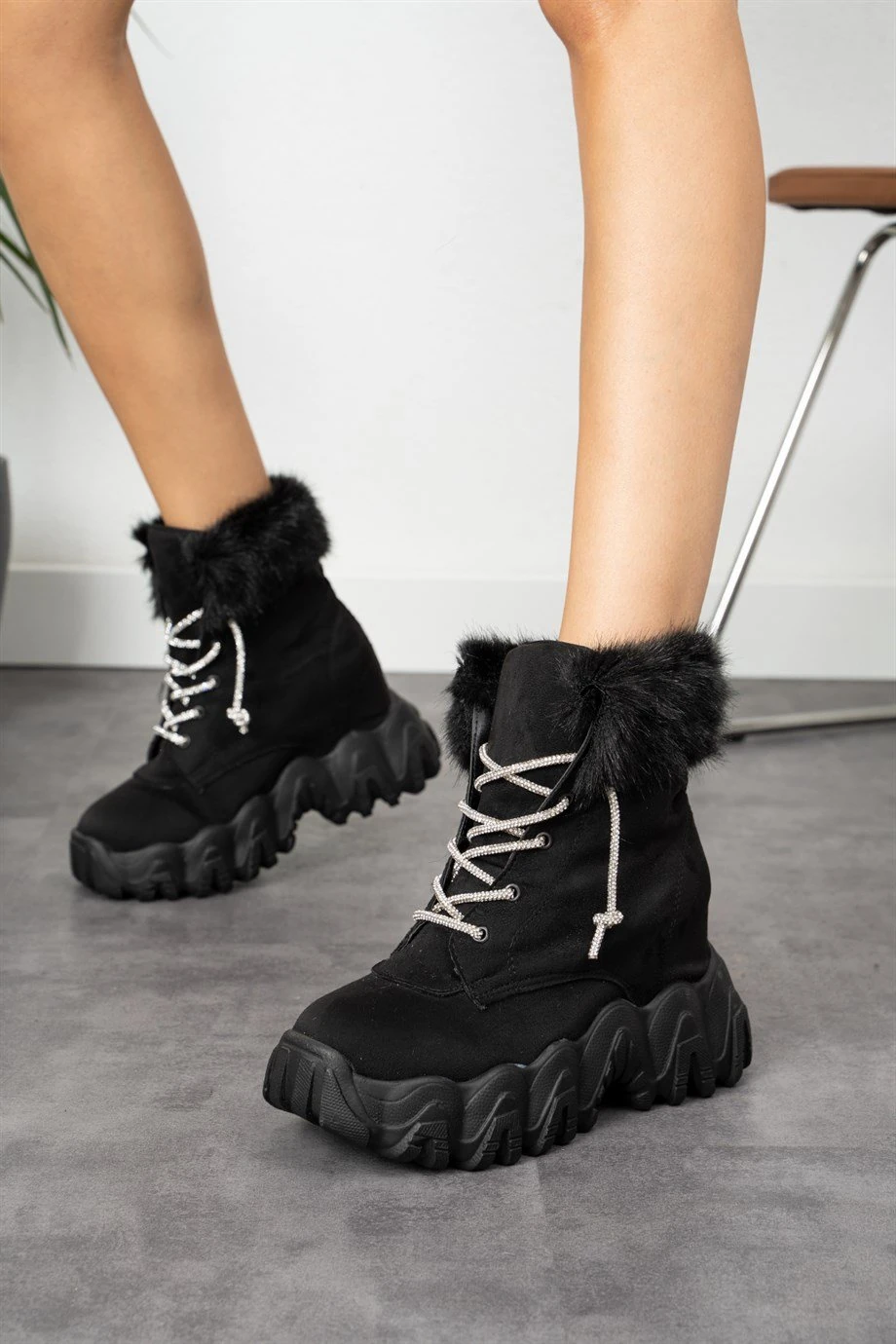 Modanizm Linda Siyah Tüylü Taş Detaylı Süet Spor Bot