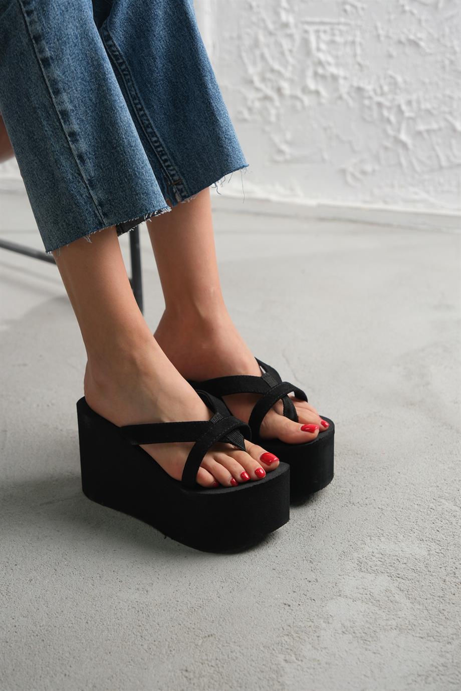 ShineStar Dolgu Topuklu Çapraz Plaj Terliği