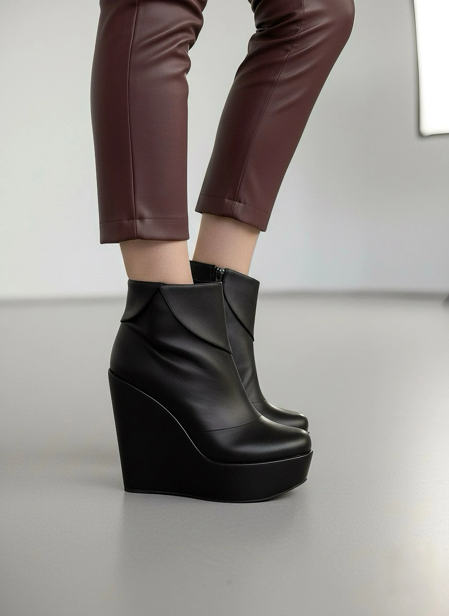 Modanizm Toga Dolgu Siyah Deri Topuklu Bot