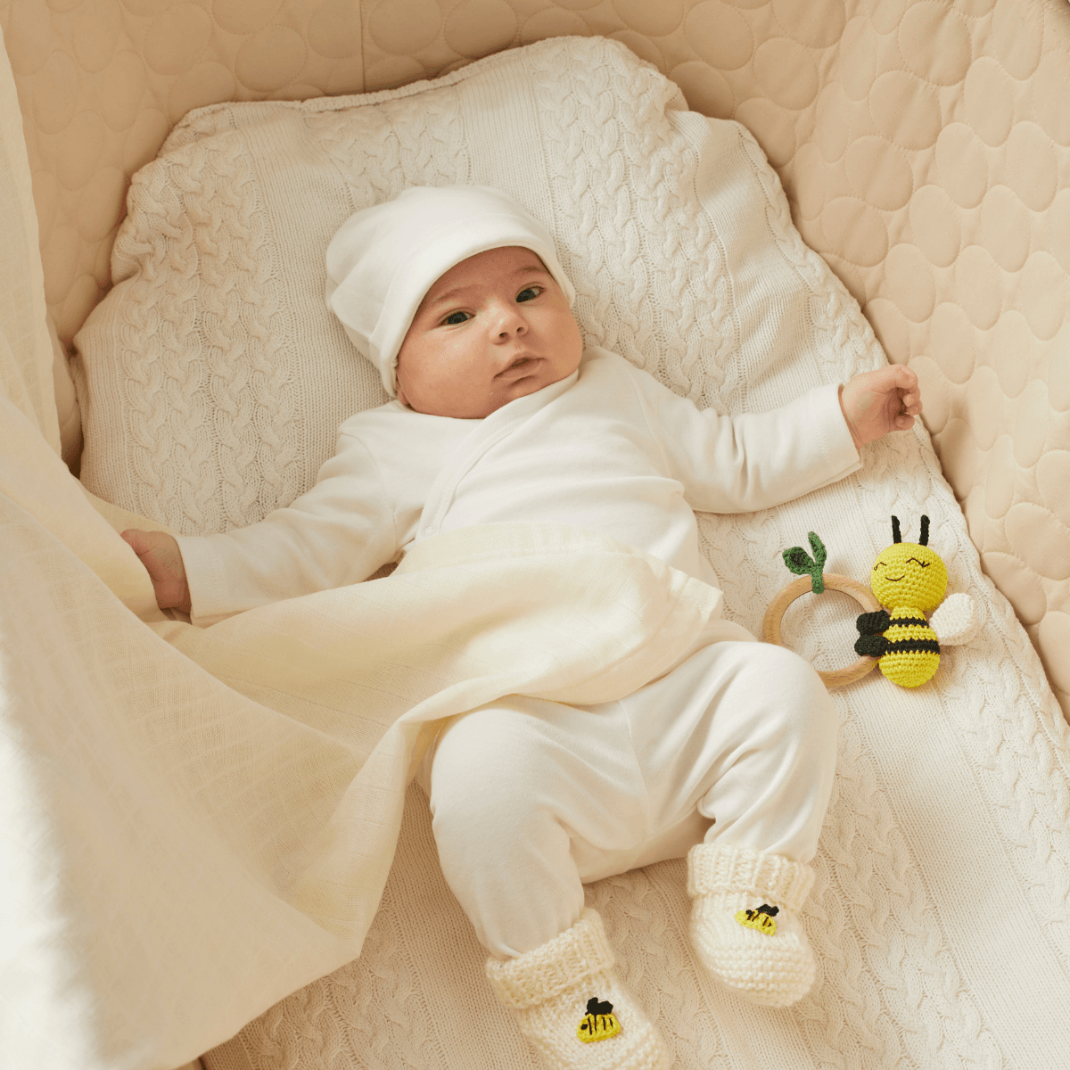 Yenidoğan Natural Bebek Amigurumi Hediyelik Set Sevimli Arı Diş Kaşıyıcılı Uyku Arkadaşı, Patik ve Müslin Seti