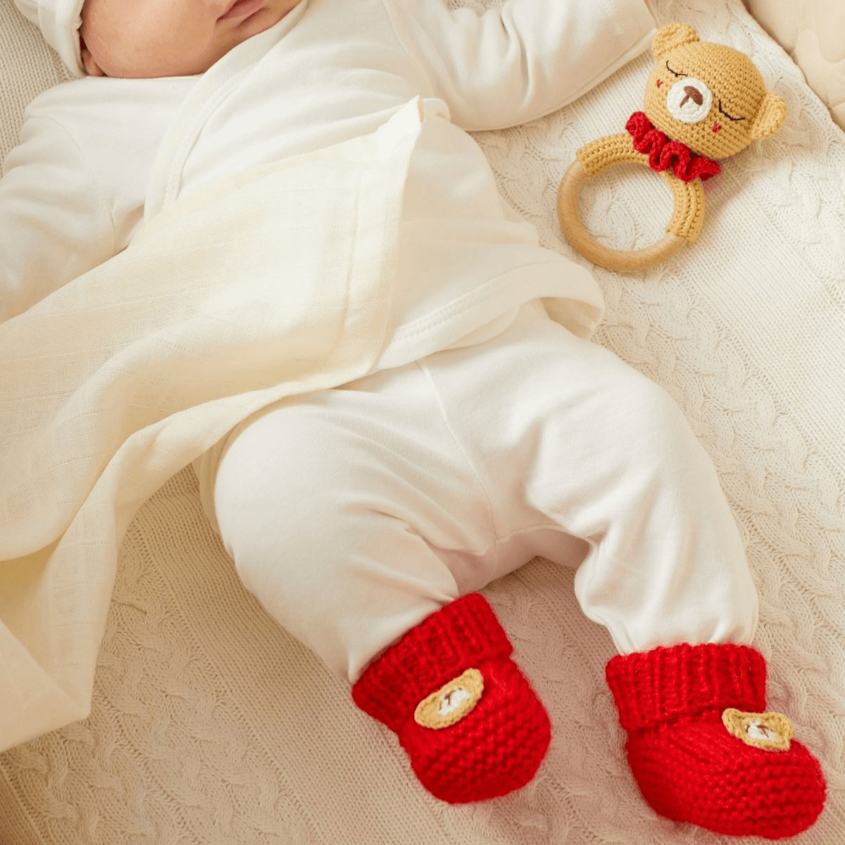 Yenidoğan Natural Bebek Amigurumi Hediyelik Set Kırmızı Ayıcık Diş Kaşıyıcılı Uyku Arkadaşı, Patik ve Müslin Seti