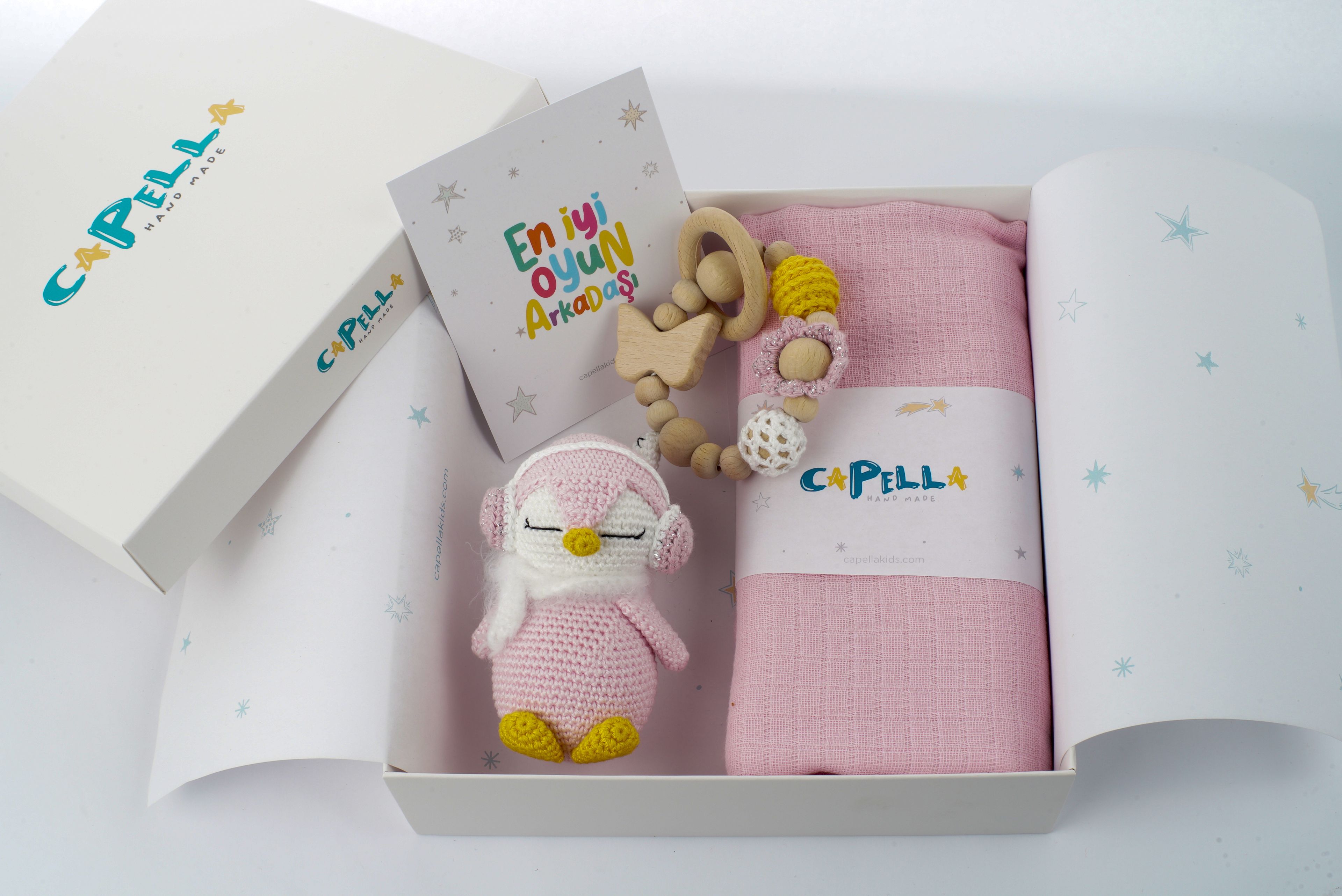 Yenidoğan Natural Bebek Amigurumi Hediyelik Set Pembe Penguen Oyun Arkadaşı, Bilezik ve Müslin Seti