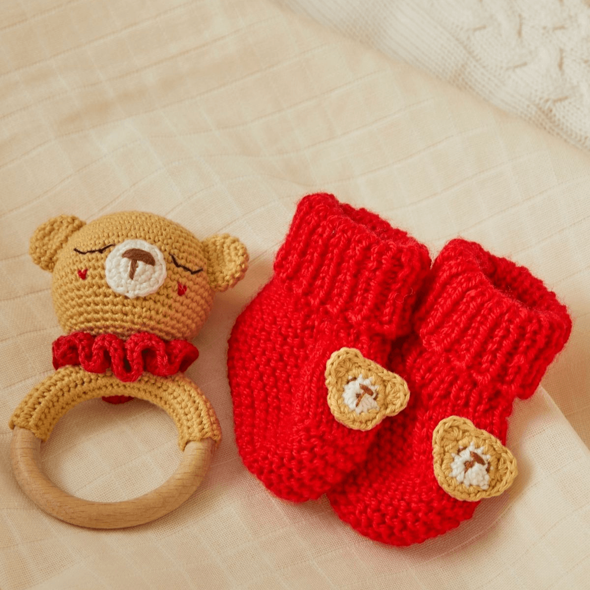 Yenidoğan Natural Bebek Amigurumi Hediyelik Set Kırmızı Ayıcık Diş Kaşıyıcılı Uyku Arkadaşı, Patik ve Müslin Seti