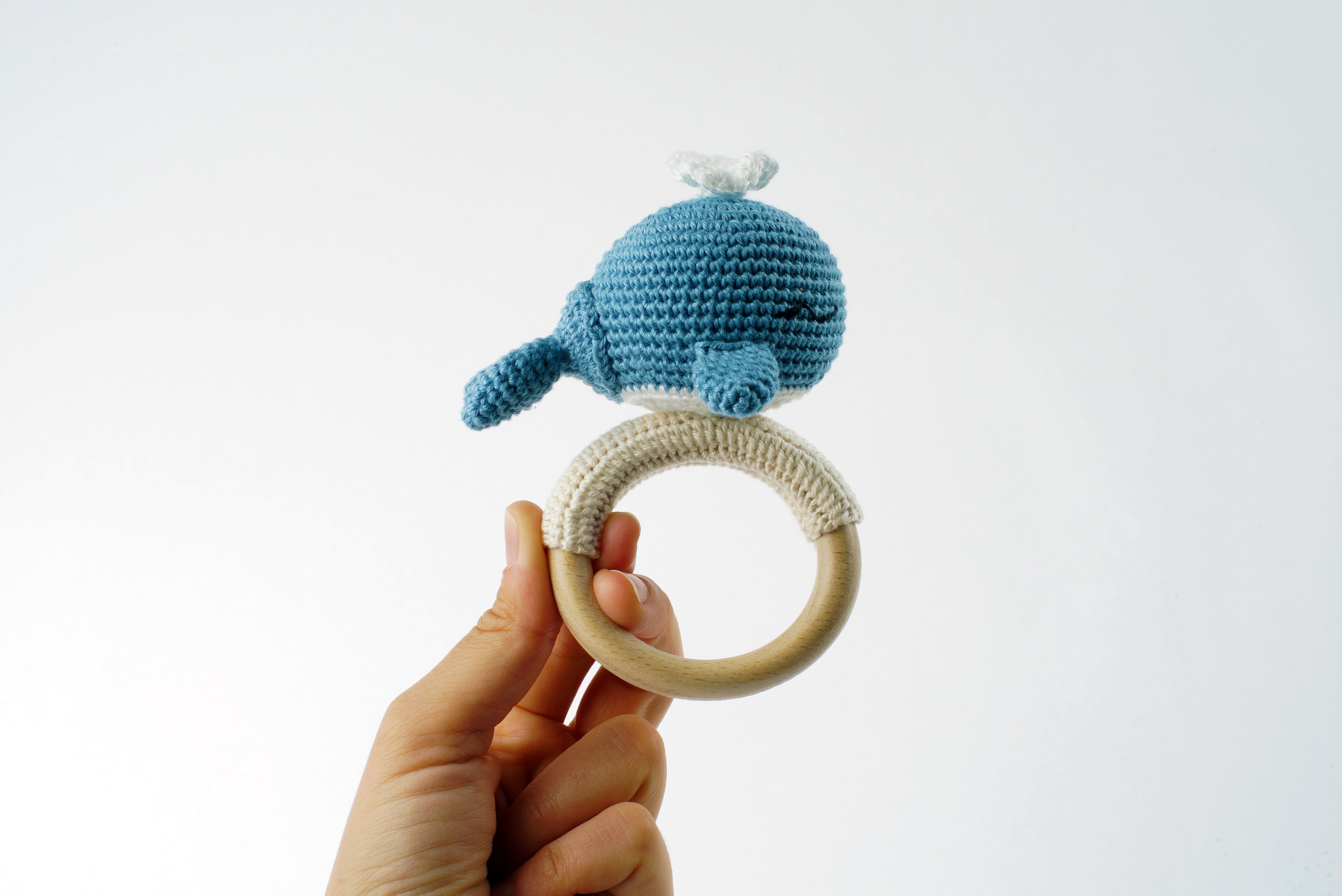 Yenidoğan Natural Bebek Amigurumi Hediyelik Set Mavi Balina Diş Kaşıyıcılı Uyku Arkadaşı, Bilezik ve Patik Seti