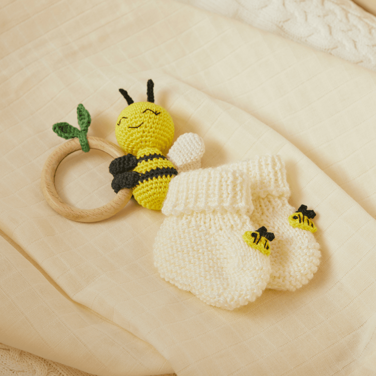 Yenidoğan Natural Bebek Amigurumi Hediyelik Set Sevimli Arı Diş Kaşıyıcılı Uyku Arkadaşı, Patik ve Müslin Seti