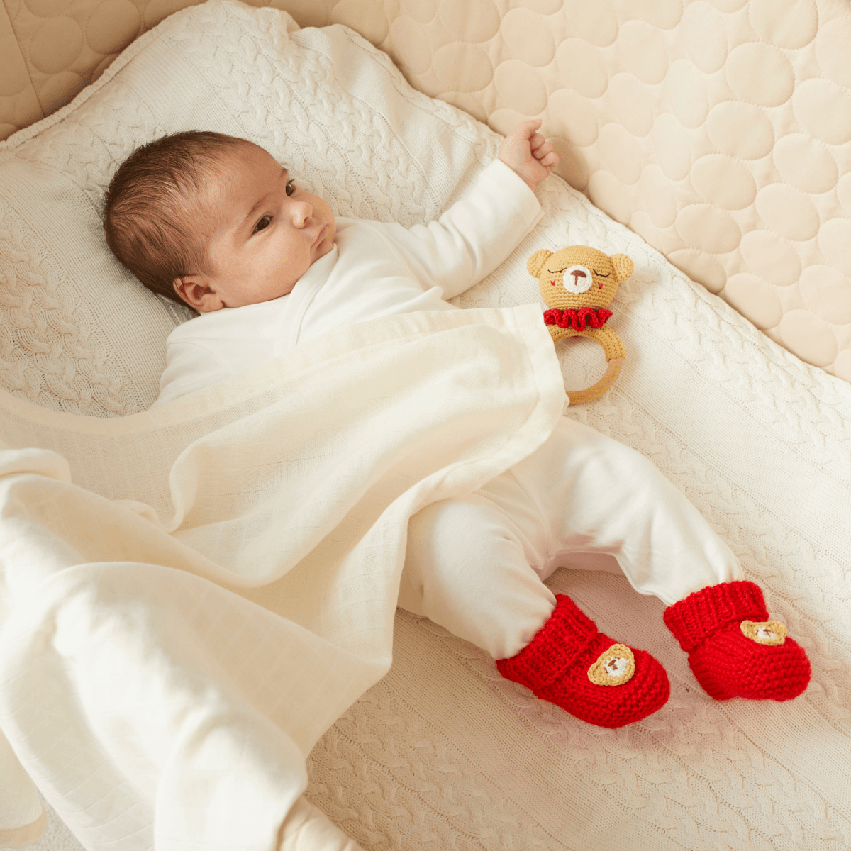 Yenidoğan Natural Bebek Amigurumi Hediyelik Set Kırmızı Ayıcık Diş Kaşıyıcılı Uyku Arkadaşı, Patik ve Müslin Seti