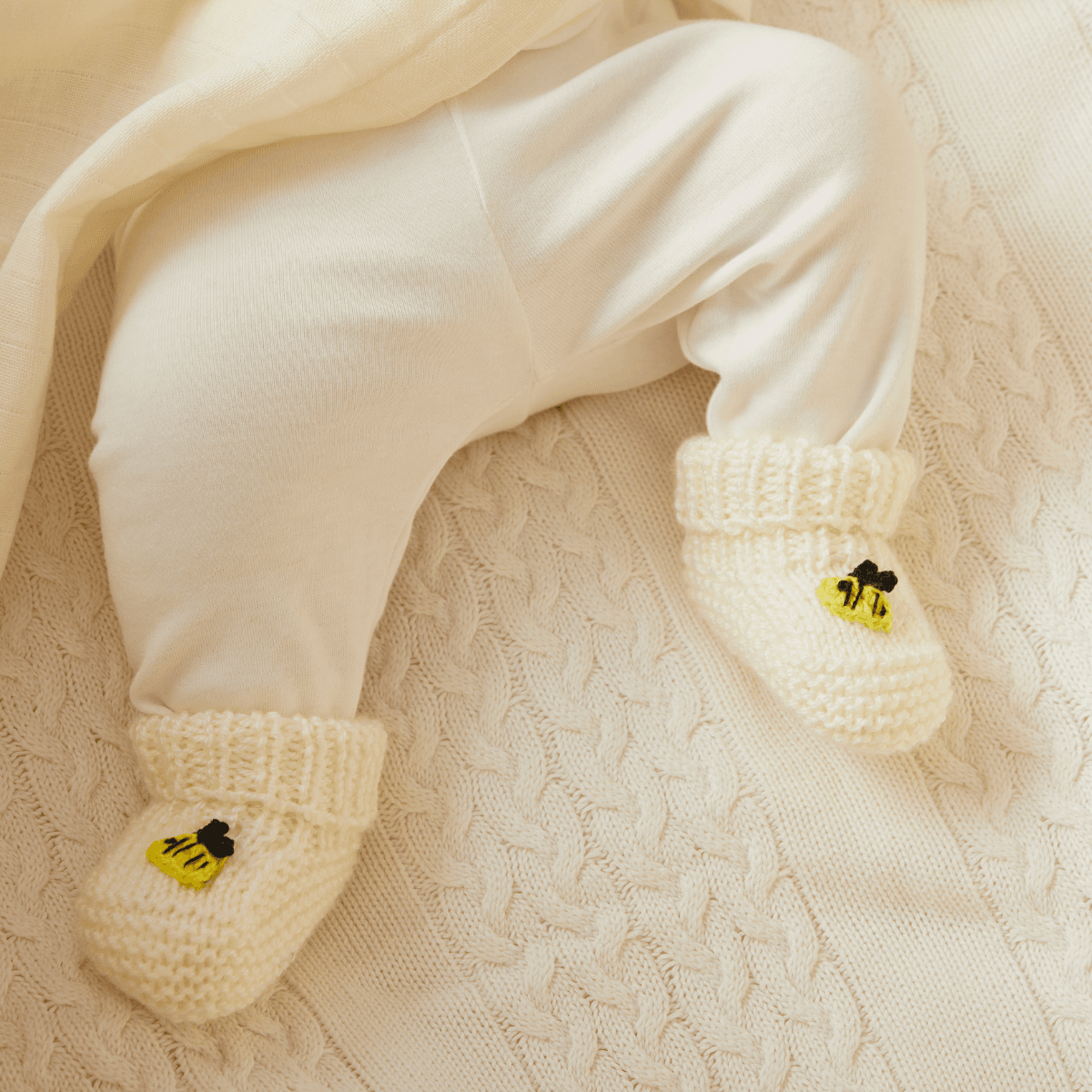 Yenidoğan Natural Bebek Amigurumi Hediyelik Set Sevimli Arı Diş Kaşıyıcılı Uyku Arkadaşı, Patik ve Müslin Seti