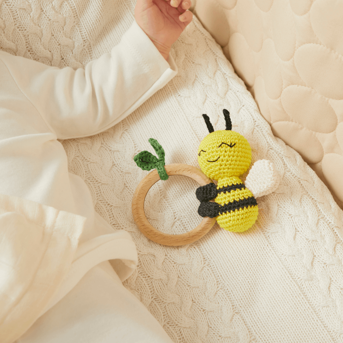 Yenidoğan Natural Bebek Amigurumi Hediyelik Set Sevimli Arı Diş Kaşıyıcılı Uyku Arkadaşı, Patik ve Müslin Seti