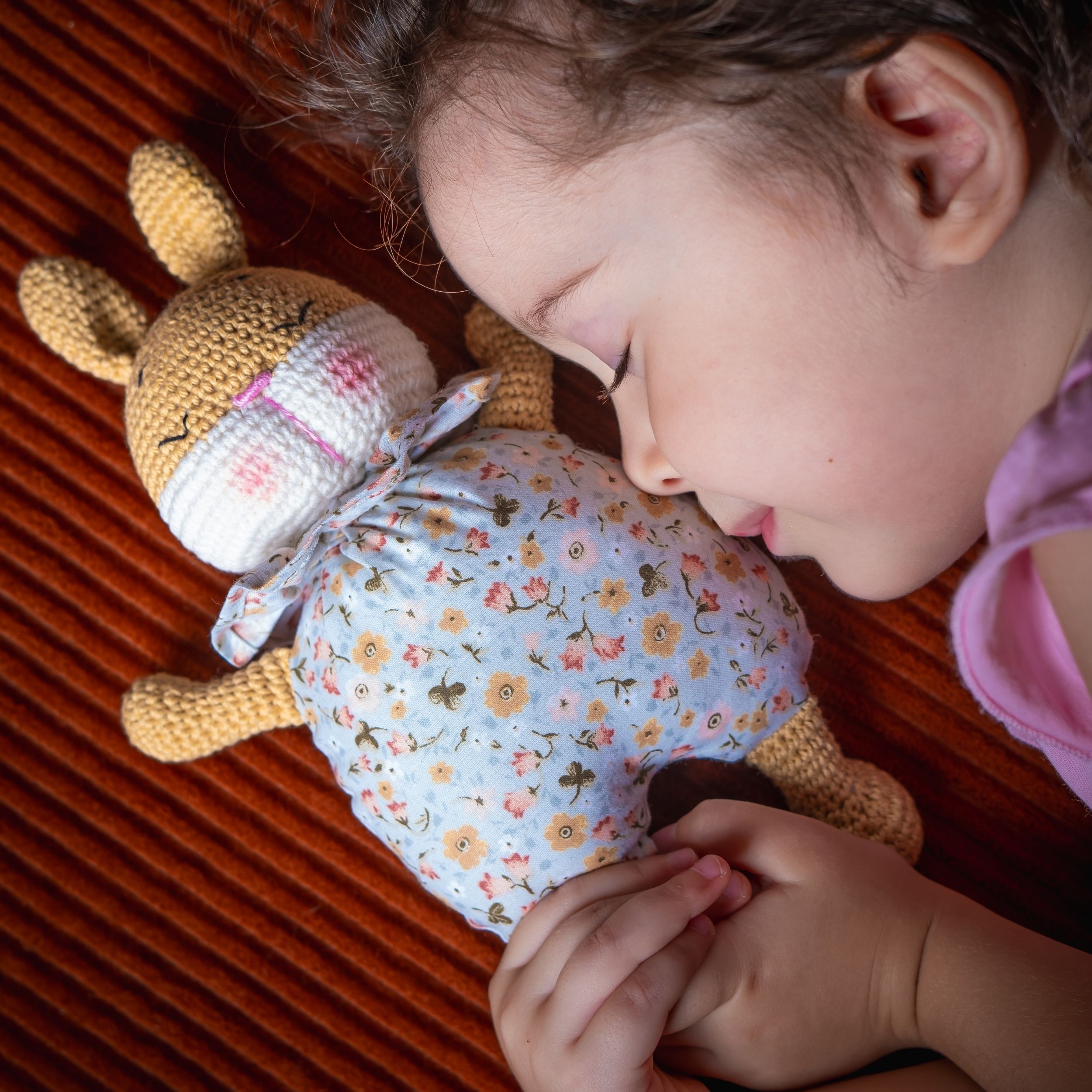 Amigurumi Örgü Bebek Çocuk Oyun ve Uyku Arkadaşı Tavşan Lui