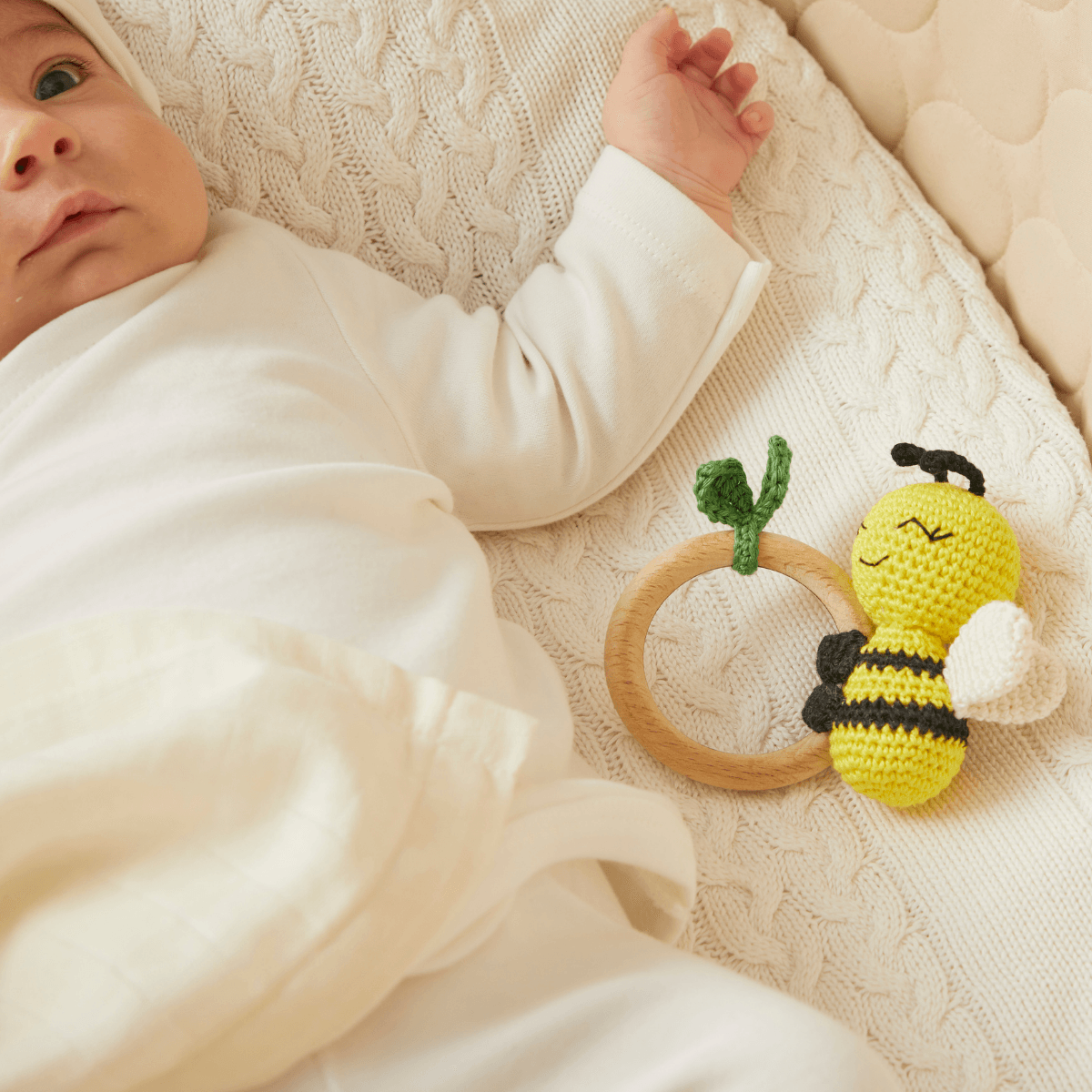 Yenidoğan Natural Bebek Amigurumi Hediyelik Set Sevimli Arı Diş Kaşıyıcılı Uyku Arkadaşı, Patik ve Müslin Seti