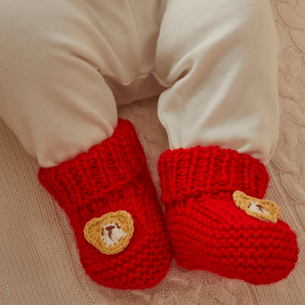 Yenidoğan Natural Bebek Amigurumi Hediyelik Set Kırmızı Ayıcık Diş Kaşıyıcılı Uyku Arkadaşı, Patik ve Müslin Seti