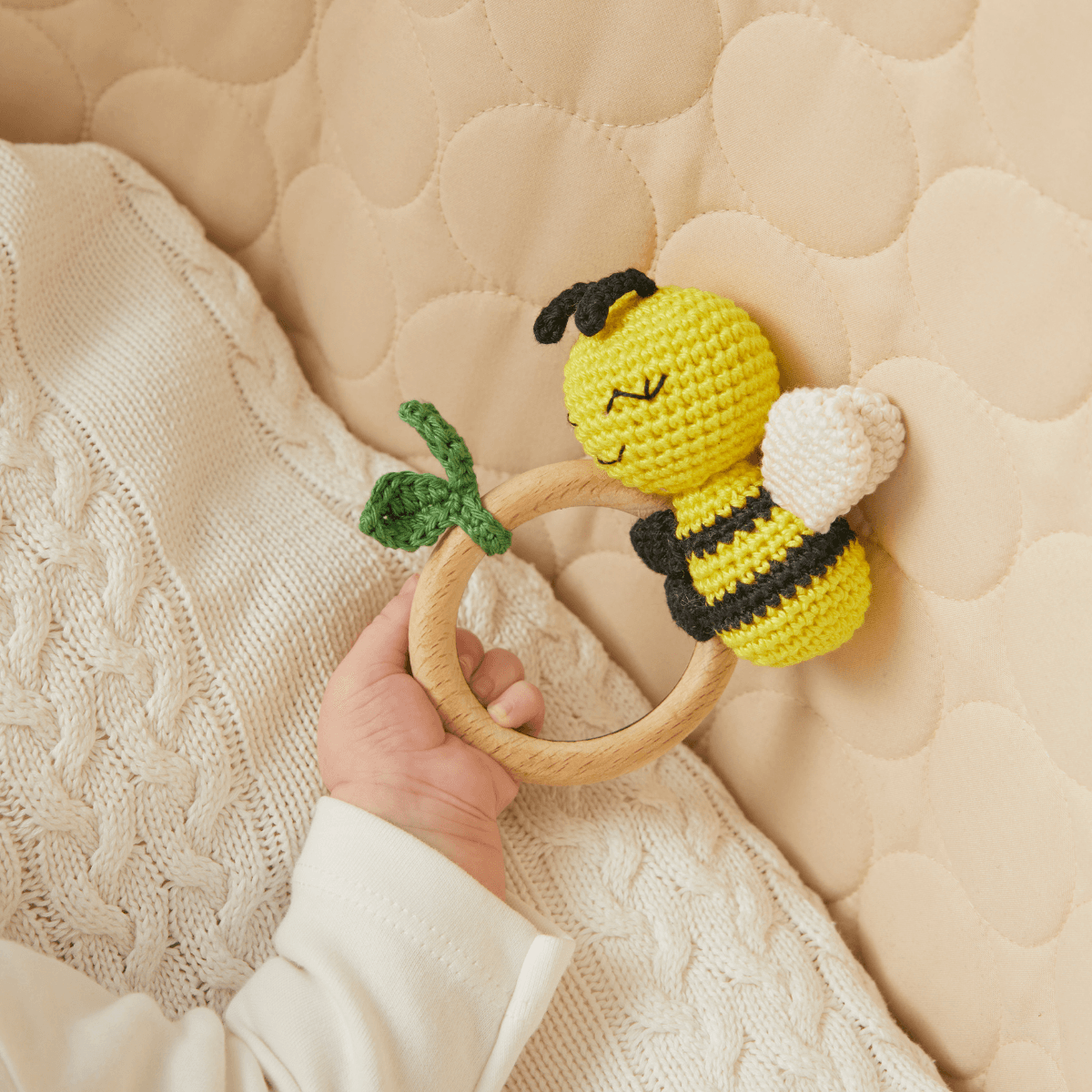 Yenidoğan Natural Bebek Amigurumi Hediyelik Set Sevimli Arı Diş Kaşıyıcılı Uyku Arkadaşı, Patik ve Müslin Seti