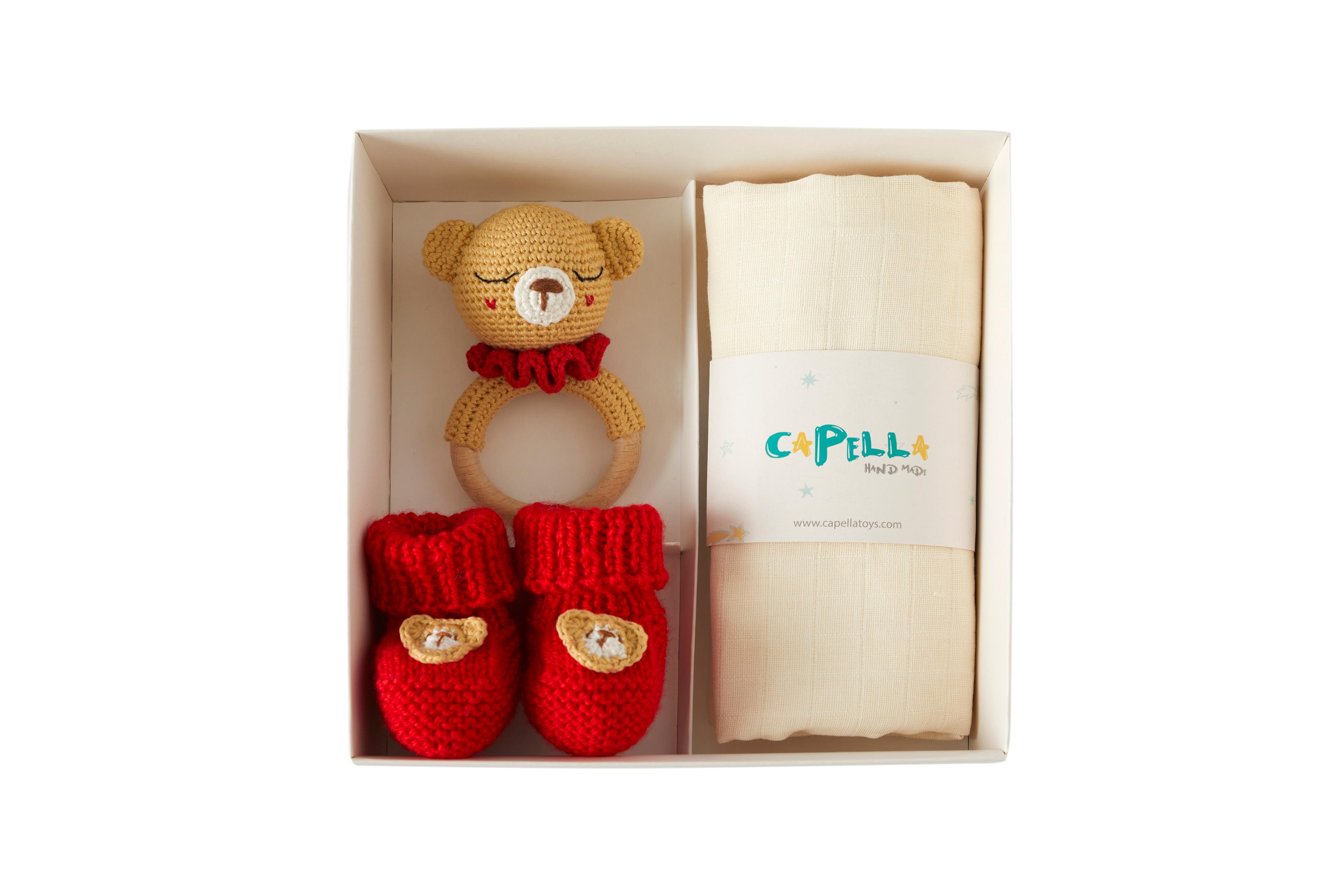 Yenidoğan Natural Bebek Amigurumi Hediyelik Set Kırmızı Ayıcık Diş Kaşıyıcılı Uyku Arkadaşı, Patik ve Müslin Seti